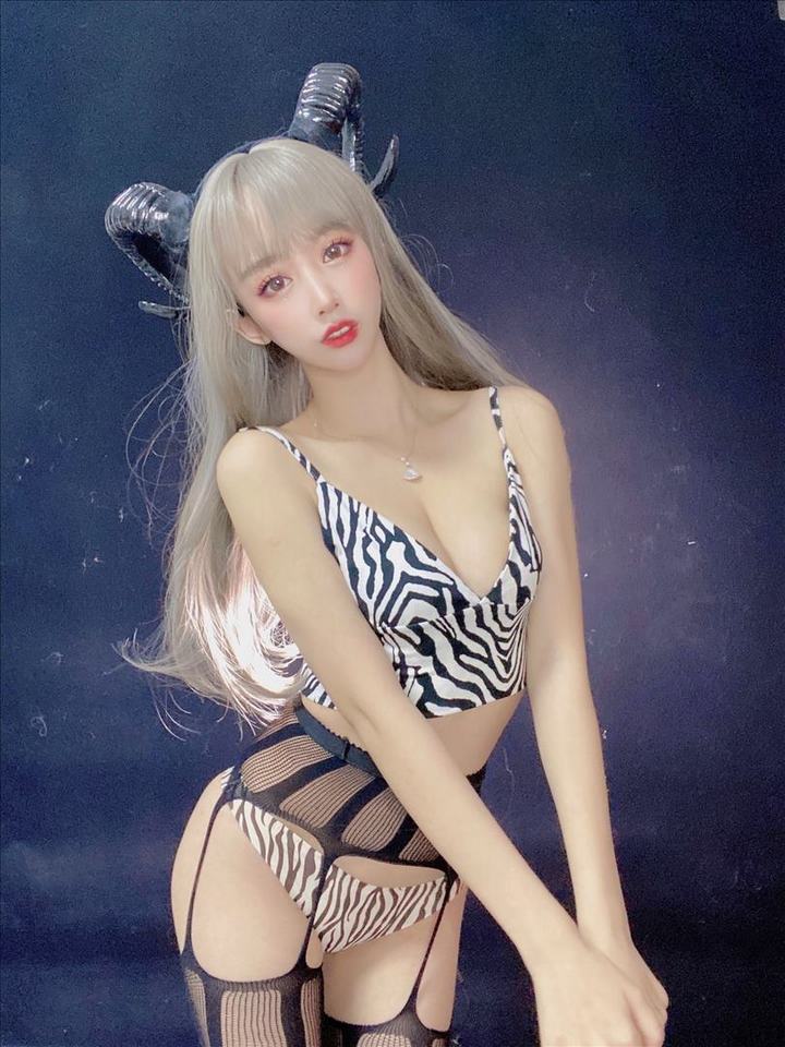 人气Coser 过期米线线喵(米线线sama) VOL.120 新年限定魅魔11459