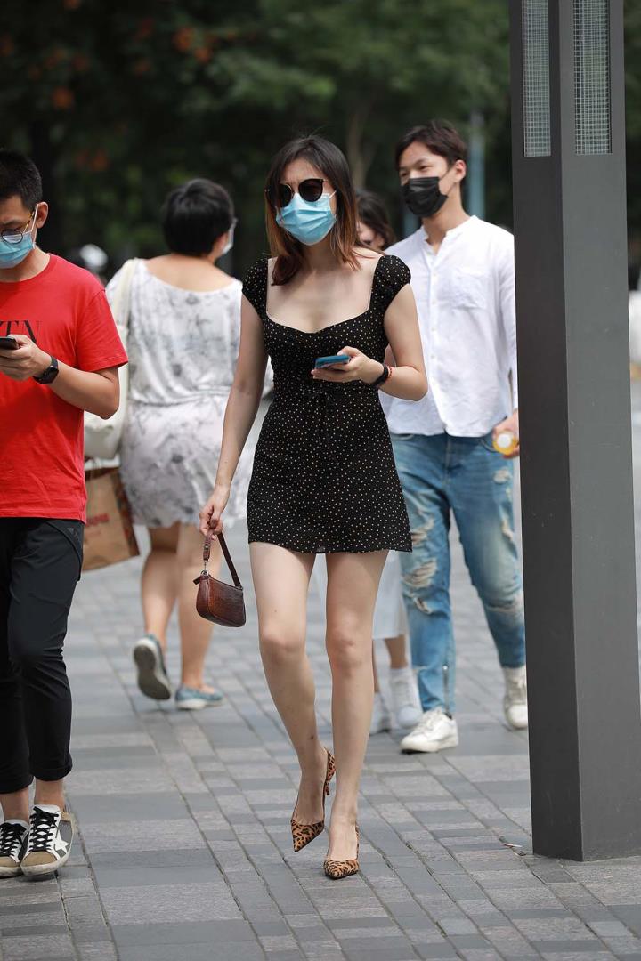 精选街拍Ⅰ作品 NO.0607 四九城嘎子街拍作品 – 长腿高跟美妇[111P／101MB]19232