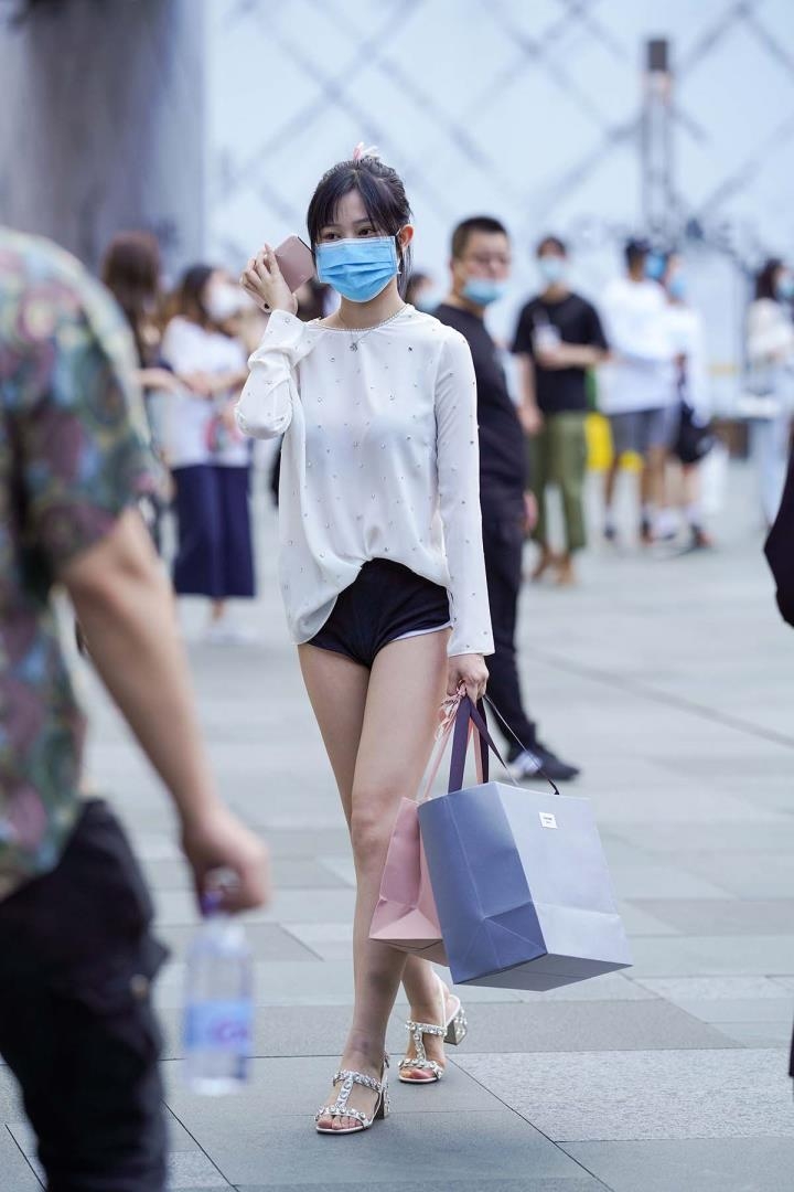 街拍摄影精选 2616期 黑白休闲,街头购物,尽显随性美15611