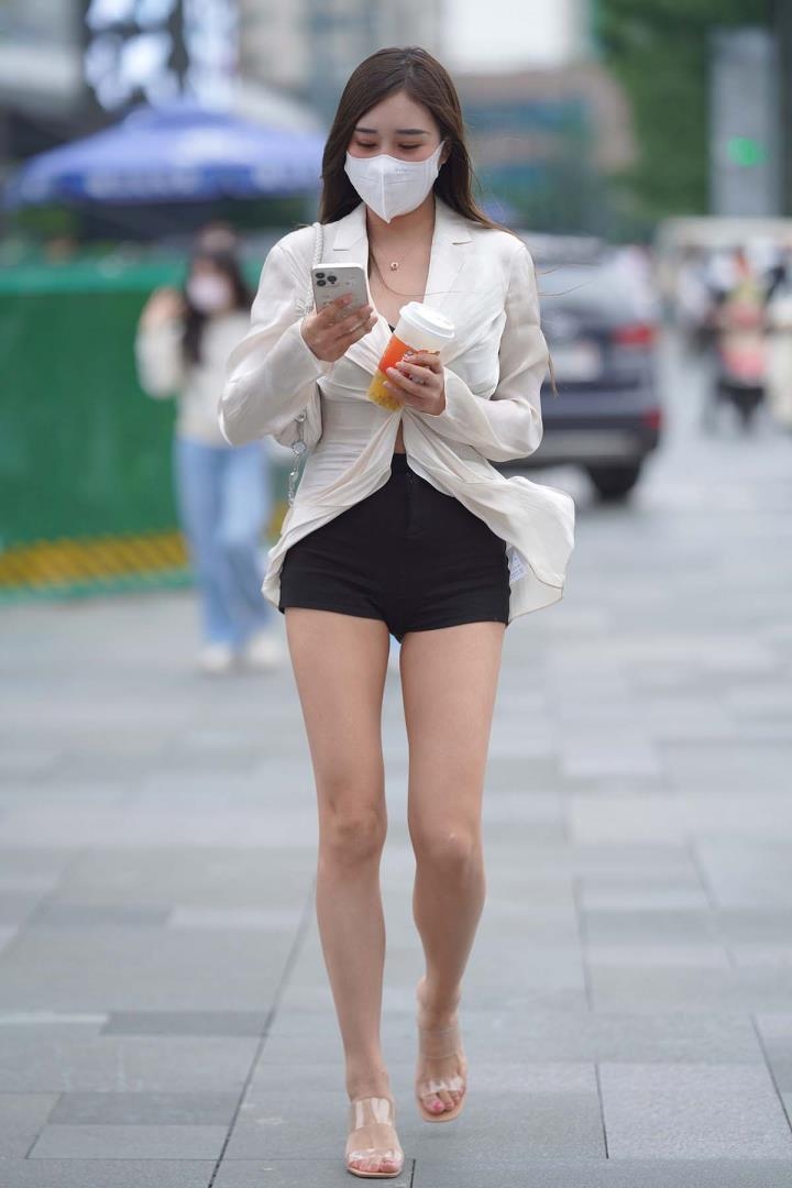 街拍摄影精选 2679期 街头信步优雅白衫黑裤简约穿搭15550