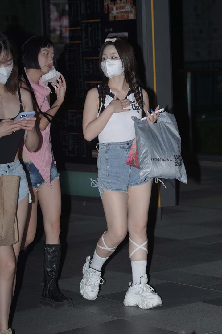 街拍精选 2310期 蓝色热裤黑色连体衣小蛮腰15900