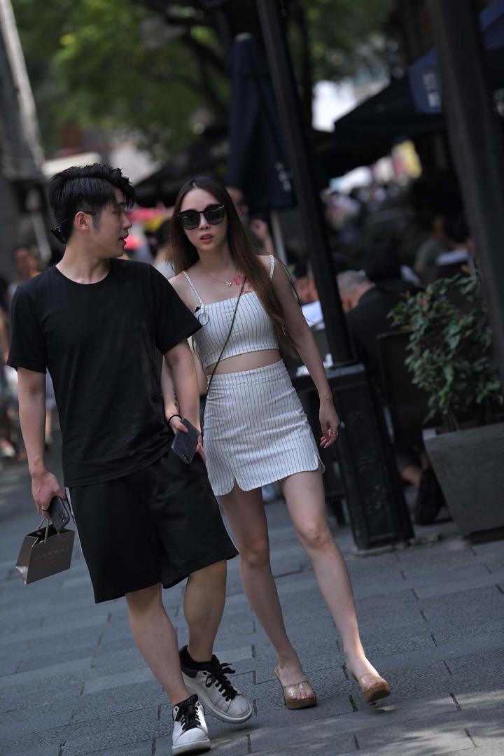 街拍精选 2444期 短裙大长腿凉高美一脚凉拖15784