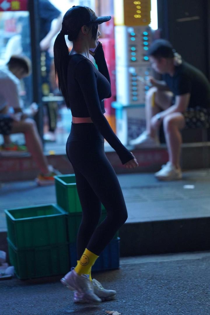 街拍精选 NO.2295 黑色紧身裤小蛮腰，夜行者[99P／323MB]15933