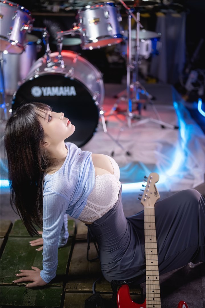 抱走莫子aa的《吉他妹妹》：用COSPLAY演绎青春的旋律-搬砖学院