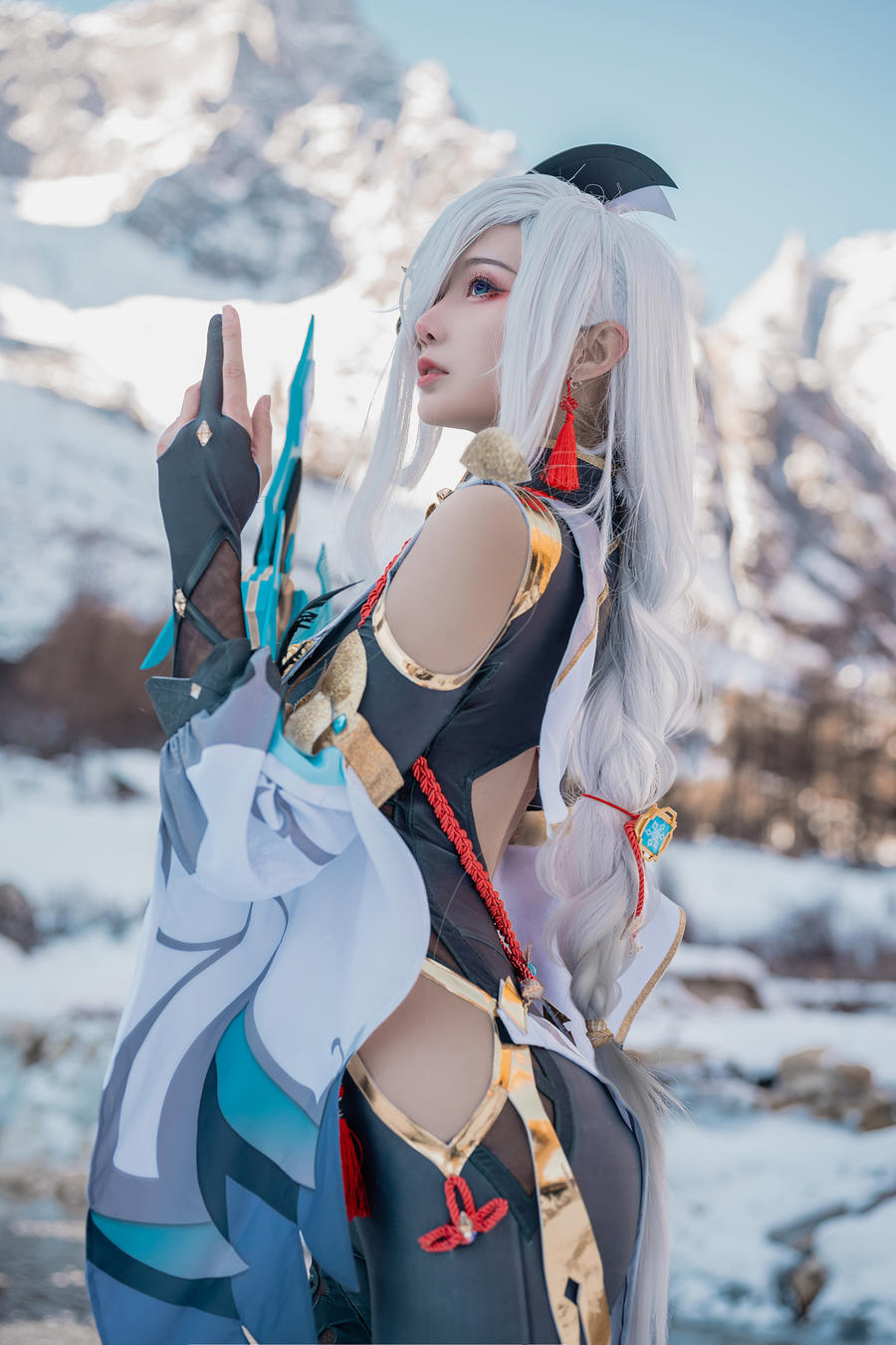 如月灰超绝申鹤Cosplay，冻上雪山也要还原完美角色！-搬砖学院