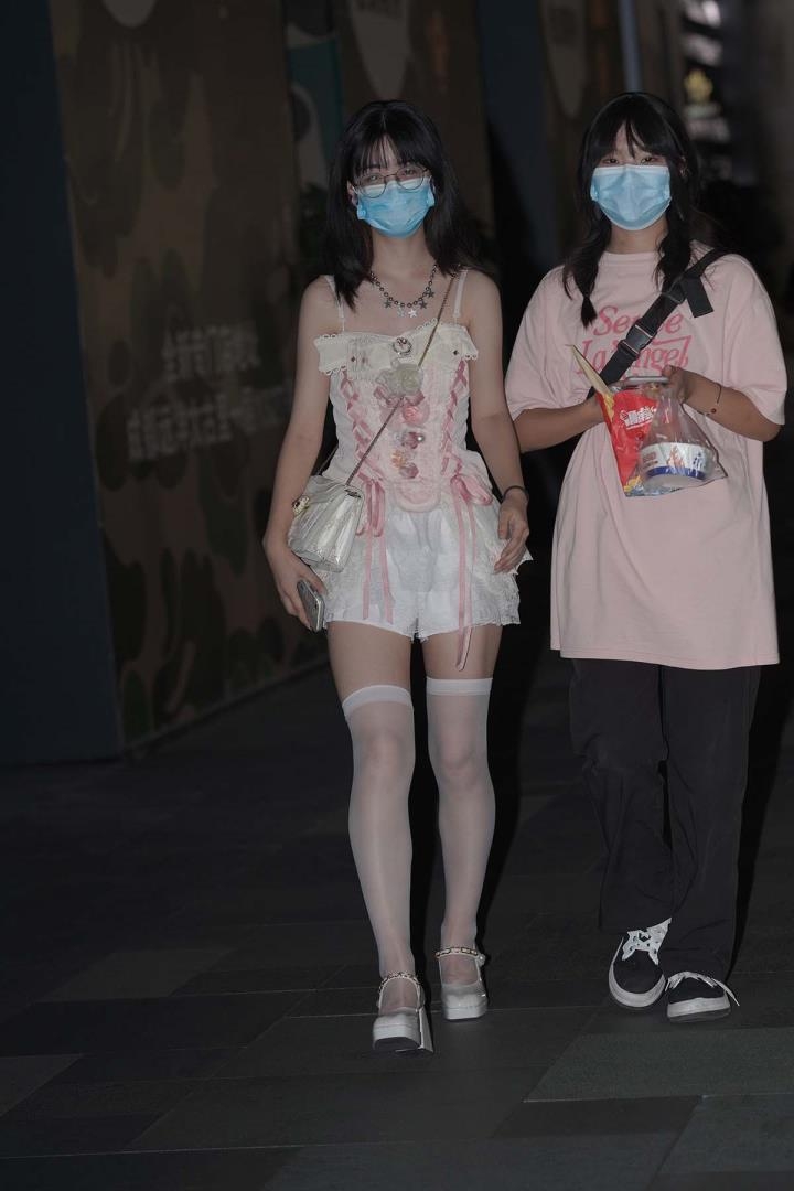 街拍精选 NO.2049 青春魅力白色丝一袜口罩闺蜜[76P／188MB]16179