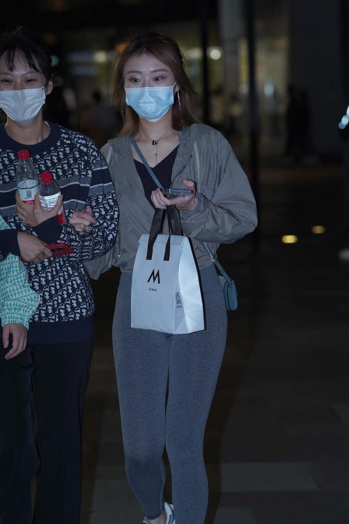 街拍精选 NO.2191 夜幕下的时尚行走，简约穿搭显魅力16038
